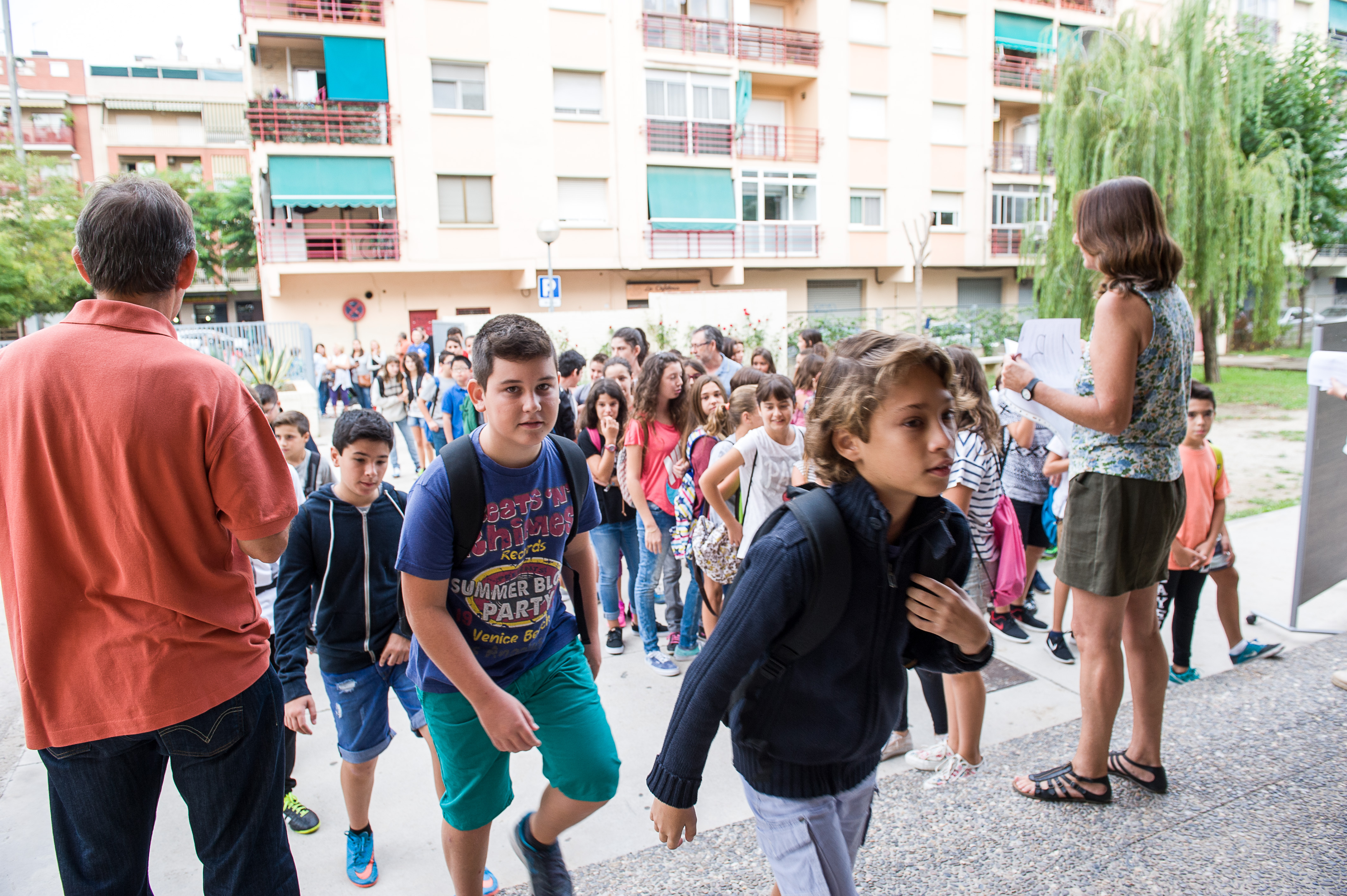 Estudiants del Prat a la porta del centre educatiu