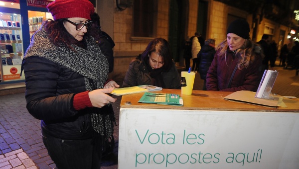 Dona dipositant el seu vot en el procés de pressupostos participatius