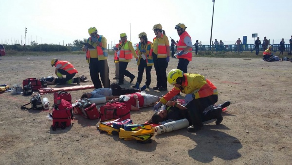 Simulacre d'emergència d'accident aeri a la platja del Prat.