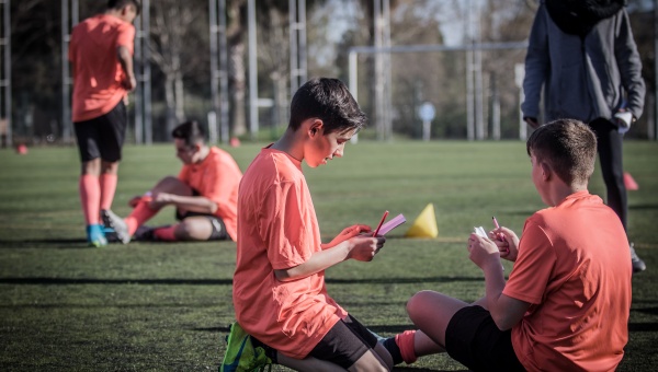 Joves jugadors de futbol, participants en la primera edició del programa 'Valors i esport' (1)