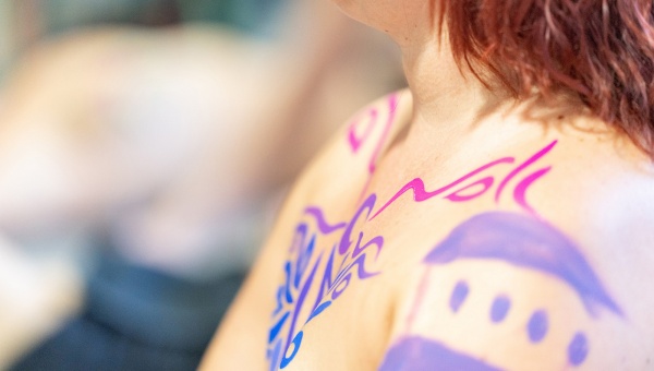 Taller de pintura corporal del cicle d'actes dels Dies Mundials contra el Càncer de mama i per la Salut mamària