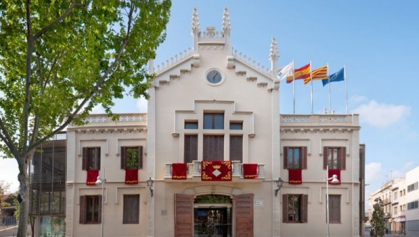 Façana de l'Ajuntament del Prat a la Plaça de la Vila