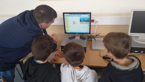 Un grup de 4t de l'Escola Bernat Metge rep la visita d'alumnes de l'Institut Baldiri Guilera que els ajuden a elaborar un videojoc de sostenibilitat (curs 2018-2019)