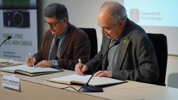 Signatura del conveni del programa IntersECCions per Lluís Tejedor, alcalde del Prat, i Josep Bargalló, conseller d'Ensenyament