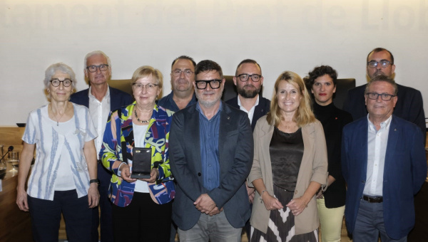 L'alcalde del Prat, Lluís Mijoler, i la gerent de la regió sanitària metropolitana sud, Montserrat Figuerola, amb altres membres de l'Hospital Universitari de Bellvitge i el regidor de Salut i els portaveus dels grups municipals de l'Ajuntament del Prat.