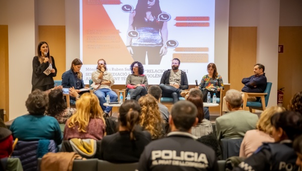 Taula rodona "Joves, relacions afectives i violències" al Centre Cívic Palmira Domènech