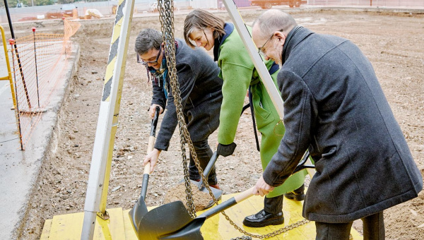 L'alcalde del Prat, Lluís Mijoler, l'arquitecta Judith Leclerc, i el conseller de Drets Socials, Carles Campuzano (d'esquerra a dreta) soterren la primera pedra de la residència municipal de gent gran.