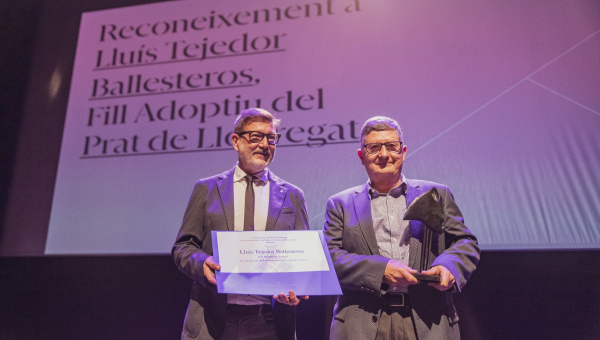 Lluís Tejedor Ballesteros rep el títol de fill adoptiu del Prat de la mà de l'alcalde Lluís Mijoler Martínez.