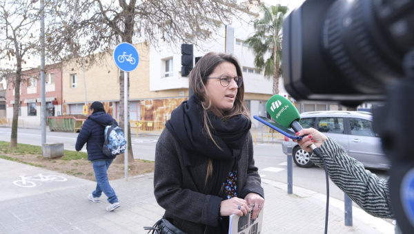 Anna Martín Cuello, davant de la futura llar provisional municipal