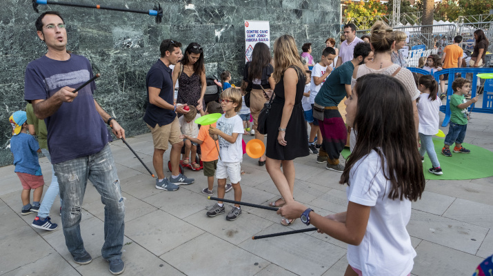 Taller de circ en família 