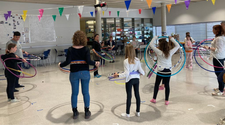 Circ en família: Hula hoop Circ en família: Hula hoop