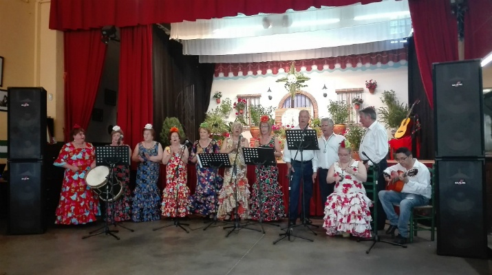 persones vestides de flamenca cantant