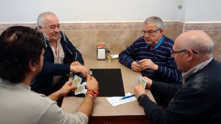 homes jugant a quatrola