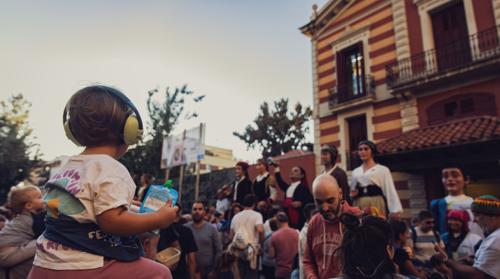 Plantada de la imatgeria festiva dels gegants a l