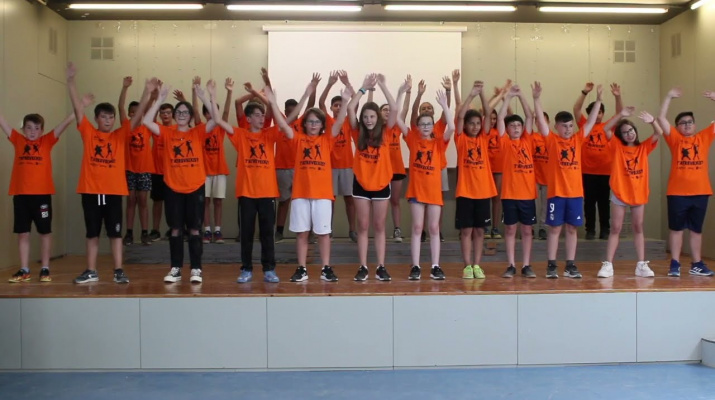 6è canta: 6è C de l'Escola Sant Jaume canta el missatge de 6è de l'Escola Nostra Senyora del Mar