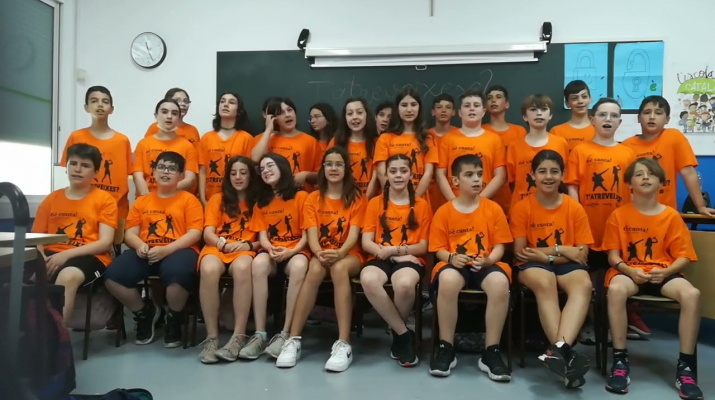 6è canta: 6è B de l'Escola Mare de Déu del Carme canta el missatge de 6è B de l'Escola Ramon Llull