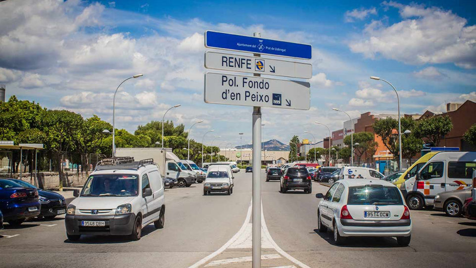 Vehicles circulant pel Prat.