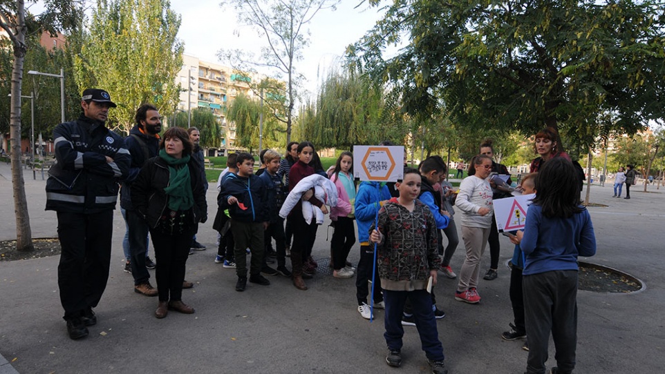 Activitat, al carrer, sobre el Camí Escolar.