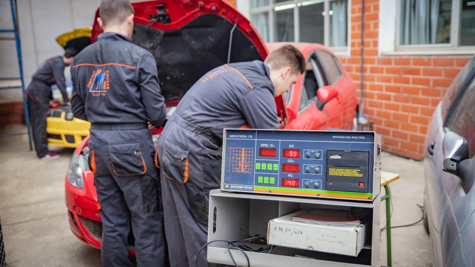 Fotografia d'alumnat en un curs de formació professional d'electromecànica de vehicles automòbils