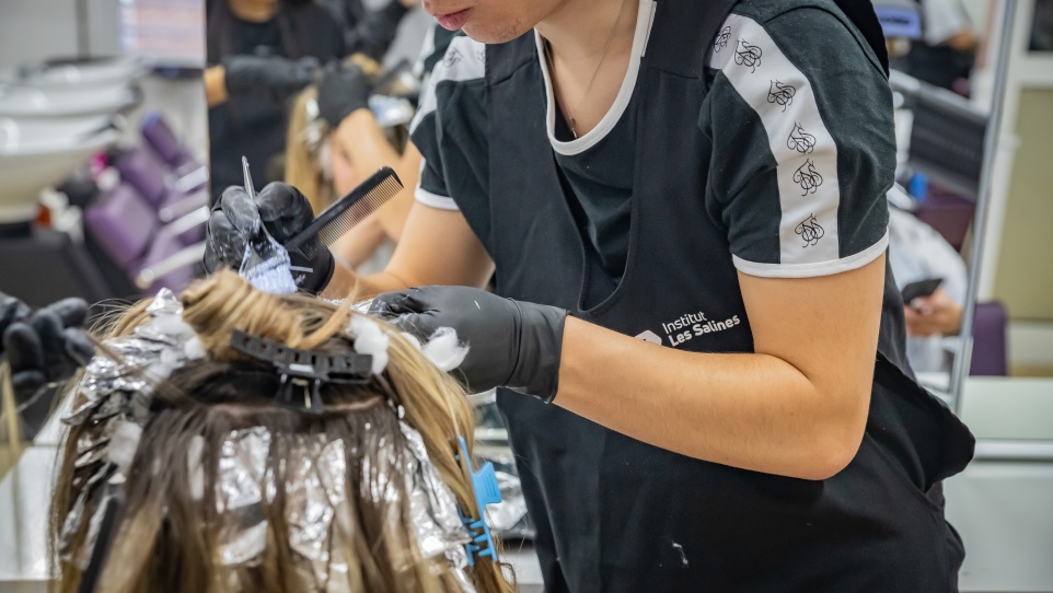 Fotografia d'alumnat en un curs de formació professional d'estètica i perruqueria