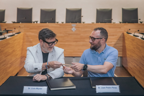 Lluís Mijoler i Juan Pedro Pérez signen l'acord de govern