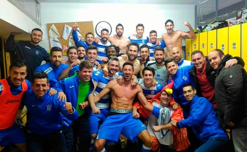 Celebració de la victòria al vestidor de l'AE Prat. FOTO: AE Prat
