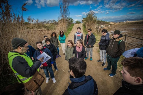 Alumnes escoltant les explicacions d’un tècnic del Consorci dels Espais Naturals.