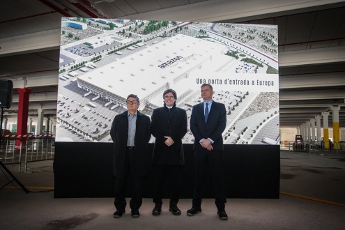 Tejedor, Puigdemont i Pattje, durant la visita a les obres del centre logístic.