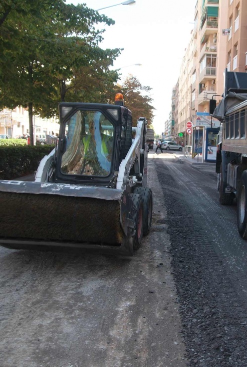 Treballs d'asfaltatge en un carrer del Prat.