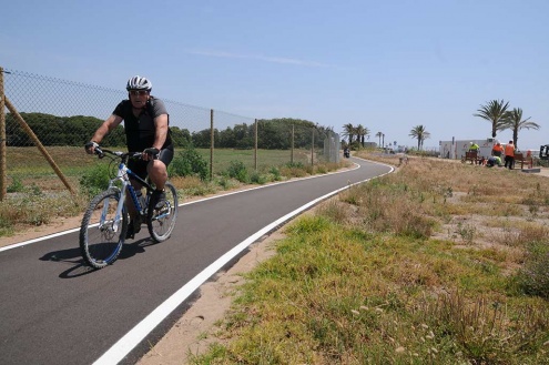 Un ciclista circulant pel nou carril.