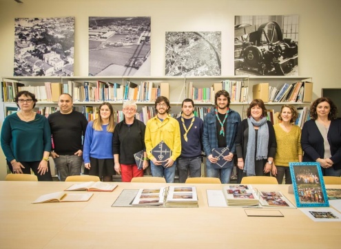 Representants de les entitats i de l'Ajuntament, després de la signatura del conveni a l'Arxiu Municipal