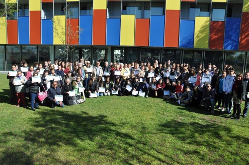 Estudiants i prsonees adultes participants en la darrera edició del Connecta Jove, davant l'edifici de Fundesplai.