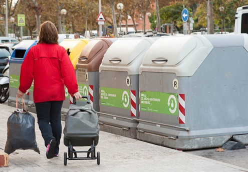 Contenidors de reciclatge en un carrer del Prat.