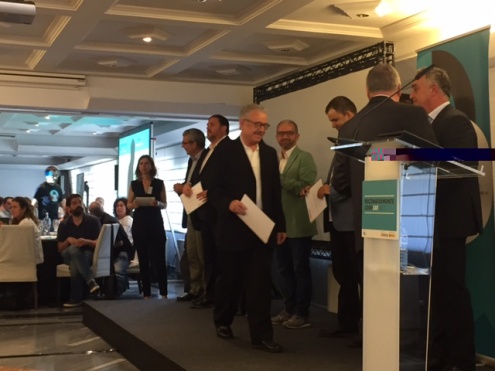 Antoni Pedrero, president del consell rector de la COV, en el  moment de recollir el premi.