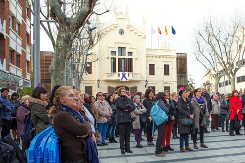 Concentració i lectura del manifest a la pl. de la Vila.