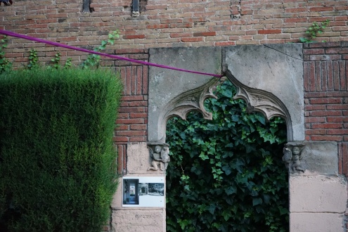 Jardins de Torre Muntadas amb intervencions de Glòria Tormo i Biel Llinàs-Ada Fuentes. Fotografia d'Ada Fuentes.