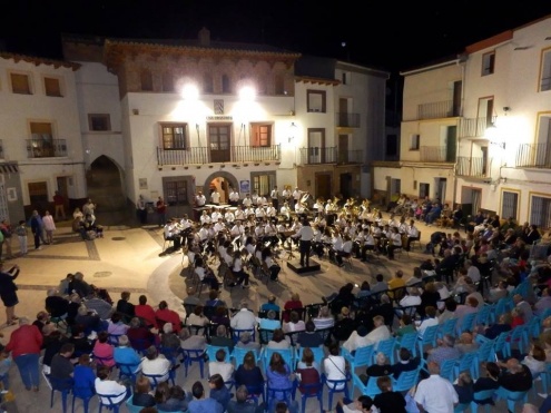 Les dues bandes tocant juntes a la plaça.