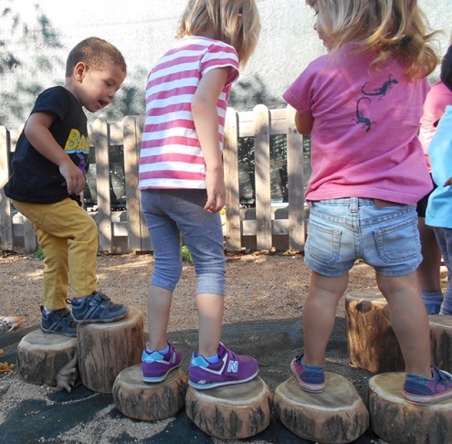 Infants al pati d'una escola bressol del Prat.