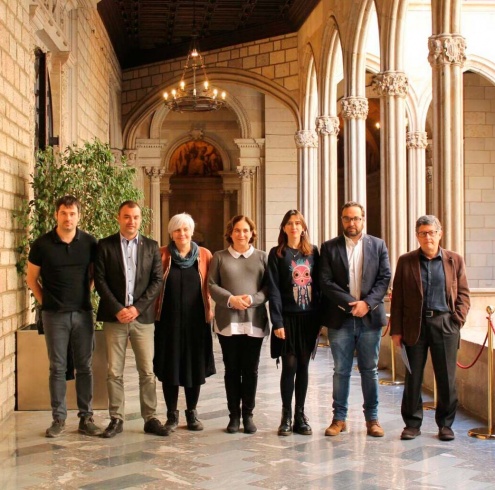 Alcaldes i alcaldesses que han presentat l'Associació, entre els quals l'alcalde del Prat, Lluís Tejedor (dreta).