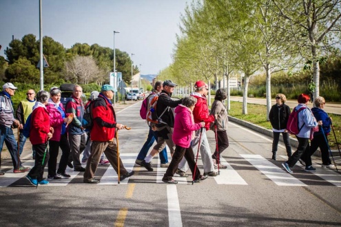 Gent gran fent una caminada. 