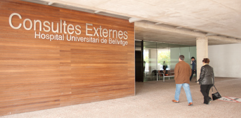 Accés a l'edifici de consultes externes de l'hospital de Bellvitge, on estarà el punt de vacunació.