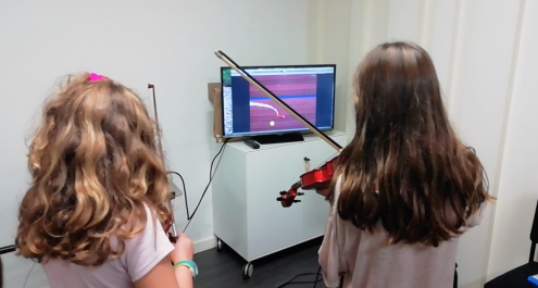 joc tecnologic amb alumnes de violí
