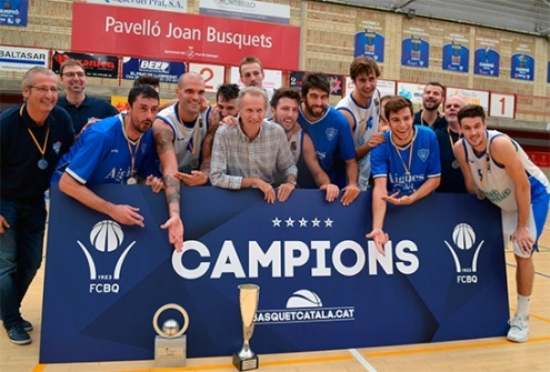 Els campions celebrant el triomf. FOTO: CB Prat