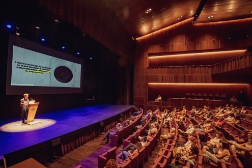 Carlos Magro durant la seva ponència al Teatre L'Artesà.