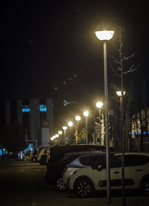 Il·luminació nocturna en un poligon industrial del Prat.