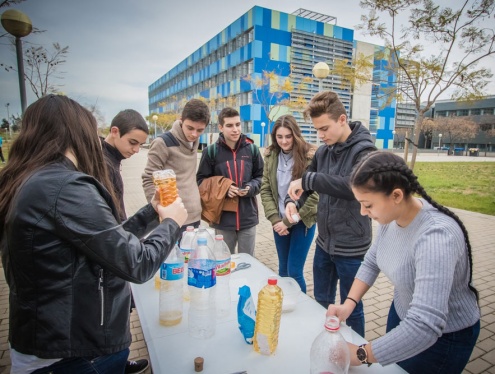 Alumnes del Prat durant un dels experiments al campus de Casteldefels.