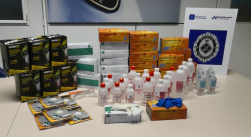 Material entregat per un basar xinès del Prat a la policia local per protegir-se contra el coronavirus