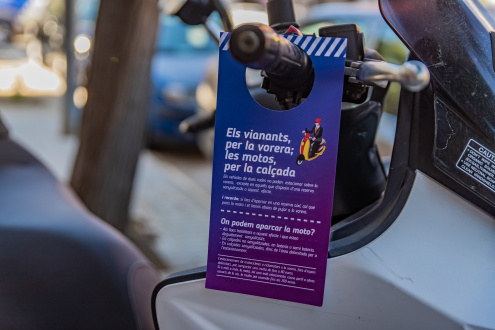 Imatge de la campanya informativa prèvia a la fase sancionadora de les motos i ciclomotors mal aparcats