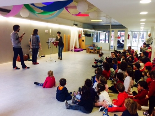 Una de les sessions de música en una escola bressol municipal.