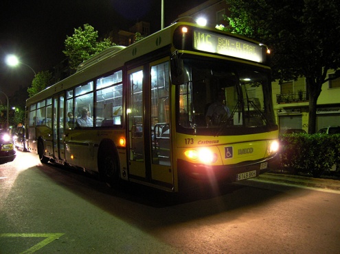 Un autobús nocturn N16 al seu pas pel Prat.